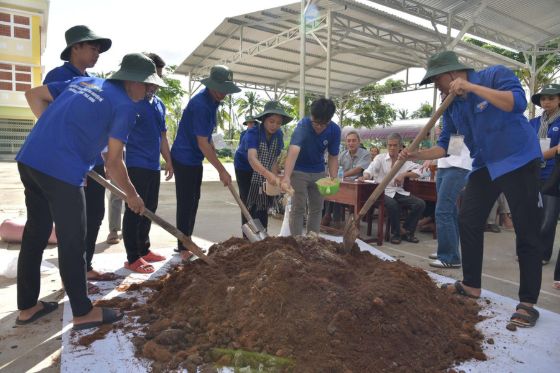 Ảnh của Sinh viên mang khoa học kỹ thuật giúp nông dân làm nông nghiệp bền vững